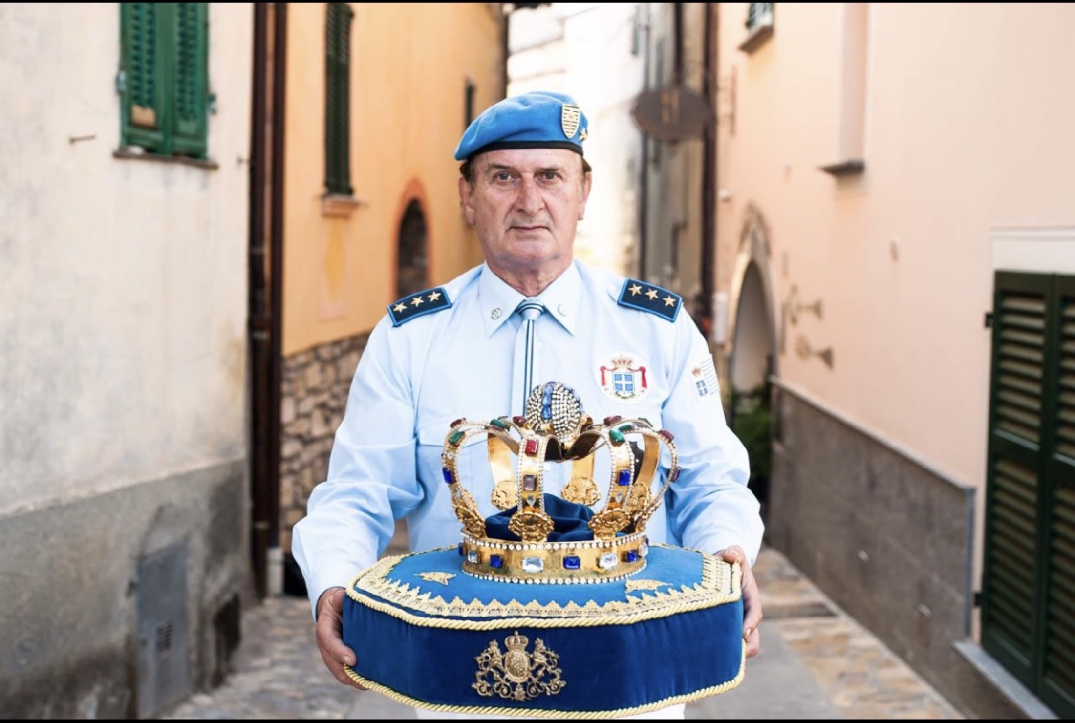 Ceremonial guard presenting the princely crown